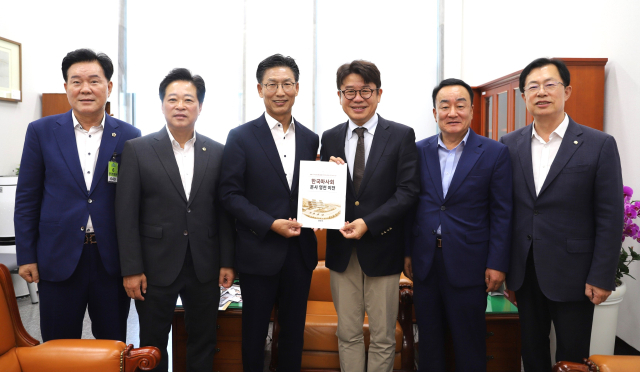 김병삼 영천시장 일행이 7일 국회를 찾아가 지역 핵심 현안에 대해 적극적 협조와 지원을 요청했다. (왼쪽부터)윤승오 경북도의원, 이춘우 경북도의회 부의장, 김병삼 영천시장, 유의동 국회 국토교통위원장, 하기태 영천시의회 의장, 이만희 국회 보건복지위원장. 영천시 제공