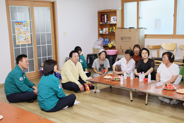 강기윤 창원특례시장이 무더위쉼터를 방문해 어르신들의 애로사항을 청취하고 있다. [사진=창원시]