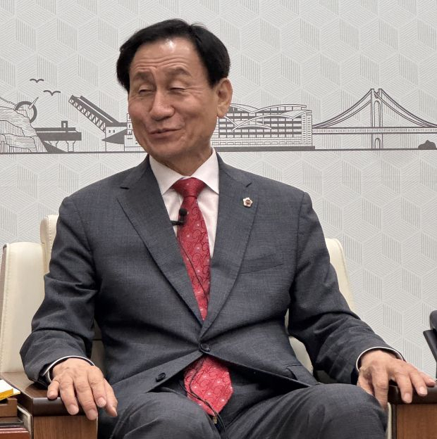 강무길 부산시의회 의장이 매일신문과의 인터뷰에서 제10대 시의회 운영 방향을 설명하고 있다. [사진=부산언론협회]