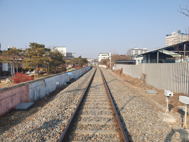상주 시내 성동동 기차길 이곳에 8m높이의 흙둑을 쌓게 되면 도심이 동서로 단절된다. 고도현 기자