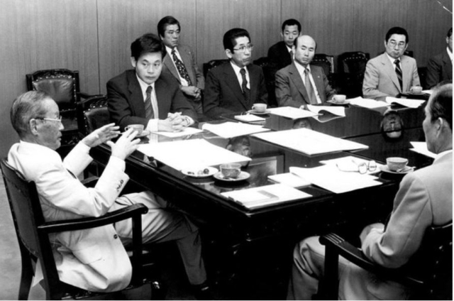 이병철 회장이 1983년 2·8 도쿄선언 후 귀국하여 임원들에게 반도체 사업 추진 지시를 하고 있다. 삼성이 반도체 사업 참여를 발표하자 국내외 반응은 냉담했다. 성공 가능성이 거의 없다고 보았기 때문이다.