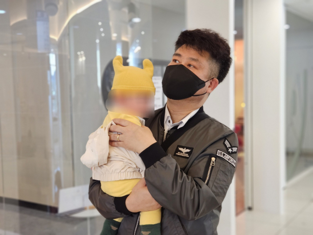 이상민 청도경찰서 범죄예방대응과장이 우성이와 함께 지내고 있는 모습. 이상민 과장 제공