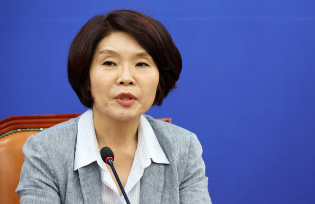더불어민주당 한정애 정책위의장이 9일 국회에서 열린 기자간담회에서 현안 관련 발언을 하고 있다. 연합뉴스