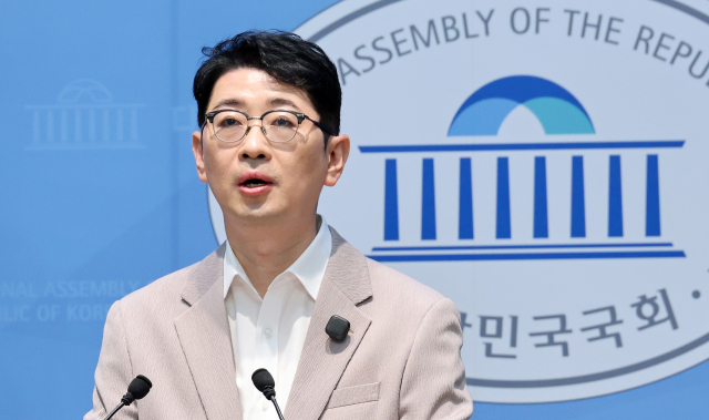국민의힘 주진우 의원이 9일 국회 소통관에서 선관위 로그 기록을 조사한 결과 지방선거 47곳, 대선 26곳, 총선 44곳에서 투표자 수를 실제 시간보다 앞당겨 허위 기입한 사례가 발견됐다며 성역 없는 특검과 국정조사를 촉구하고 있다. 연합뉴스
