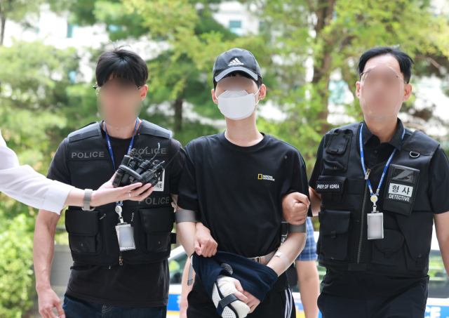 말다툼하다가 어머니를 살해한 10대 아들이 9일 오후 구속 전 피의자 심문(영장실질심사)을 받기 위해 인천지법으로 들어서고 있다. 연합뉴스