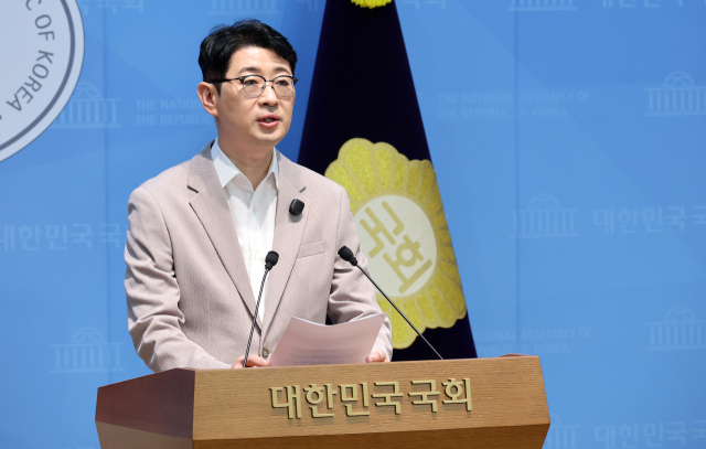 국민의힘 주진우 의원이 9일 국회 소통관에서 선관위 로그 기록을 조사한 결과 지방선거 47곳, 대선 26곳, 총선 44곳에서 투표자 수를 실제 시간보다 앞당겨 허위 기입한 사례가 발견됐다며 성역 없는 특검과 국정조사를 촉구하고 있다. 연합뉴스