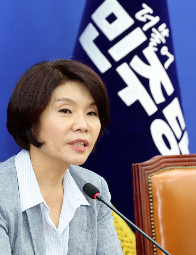 더불어민주당 한정애 정책위의장이 9일 국회에서 열린 기자간담회에서 현안 관련 발언을 하고 있다. 연합뉴스