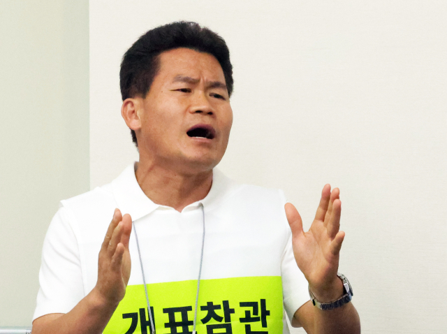 27일 오후 경상남도선거관리위원회에서 열린 6·3 지방선거 경남 통영시장 선거에 대한 재검표 현장에서 개표참관인 자격으로 현장을 찾은 전한길 씨가 이의를 제기하고 있다. 연합뉴스