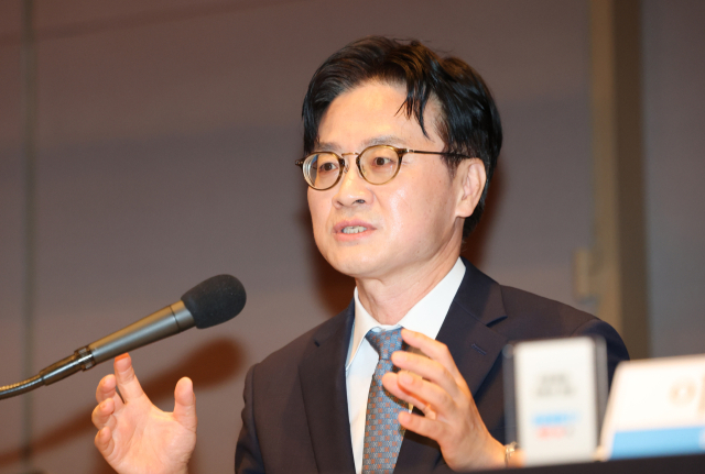 김정관 산업통상부 장관이 6일 서울 중구 프레스센터에서 열린 관훈토론회에서 패널 질문에 답하고 있다. 연합뉴스