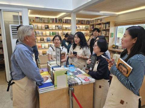 文의 평산책방 개점 1천200일, 62만8천명 방문…하루 평균 500명↑