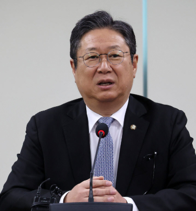 황희 더불어민주당 의원이 지난 1월 6일 국회 의원회관에서 부동산 정책 방향을 주제로 기자간담회를 하고 있다. 연합뉴스