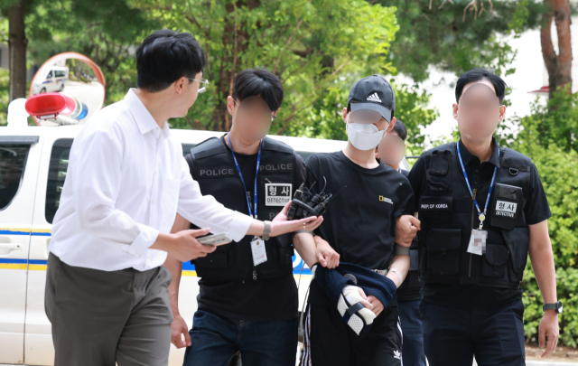 말다툼하다가 어머니를 살해한 10대 아들이 9일 오후 구속 전 피의자 심문(영장실질심사)을 받기 위해 인천지법으로 들어서고 있다. 연합뉴스