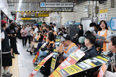 전장연 출근길 지하철 시위…1호선 용산역 '무정차' 통과
