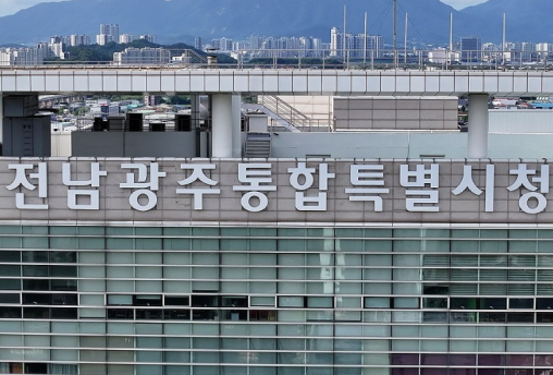 李 