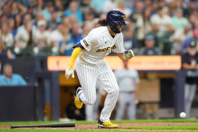 밀워키 브루어스의 배지환이 10일 미국 밀워키에서 열린 MLB 미네소타 트윈스와의 경기 7회 번트를 댄 뒤 1루로 질주하고 있다. AFP 연합뉴스