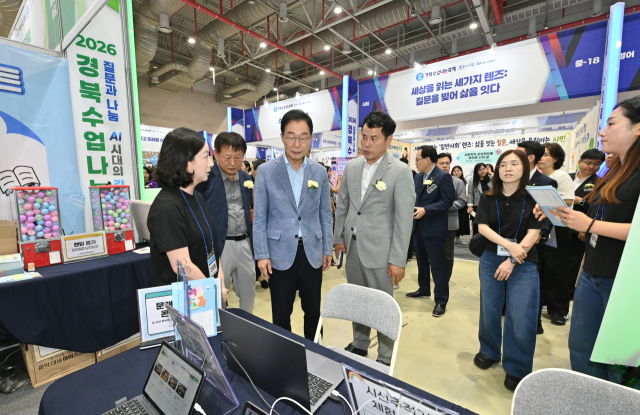 임종식 경북교육감과 윤종호 경북도의원이 8일 구미코에서 열린 2026 경북수업나눔축제에 참석해 새롭게 적용되는 교육 관련 시스템 부스를 둘러보고 있다. 경북교육청 제공