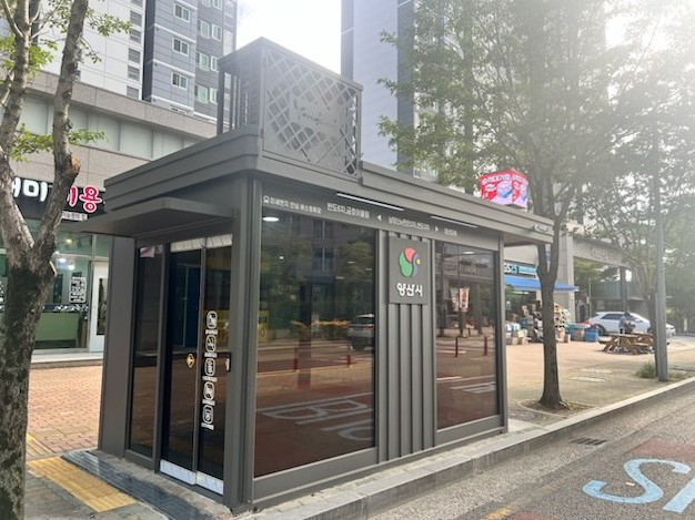 양산시가 폭염과 한파에 대비해 운영 중인 스마트버스정류장. [사진=양산시]