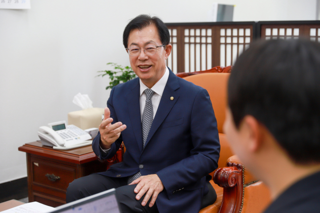 이만희 국회 신임 보건복지위원장(영천청도)이 10일 국회에서 매일신문과 인터뷰를 진행하고 있다. 이만희 의원실 제공