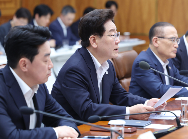 지난 7월 13일 반도체 클러스터 부지로 선정된 전남광주 광산구 광주 군 공항에서 전투기가 날아오르고 있다. 국토교통부는 이튿날 호남 반도체 첨단국가산단 사업 예정지 일원 총 364.19㎢를 2년간 토지거래허가구역으로 지정했다. 연합뉴스