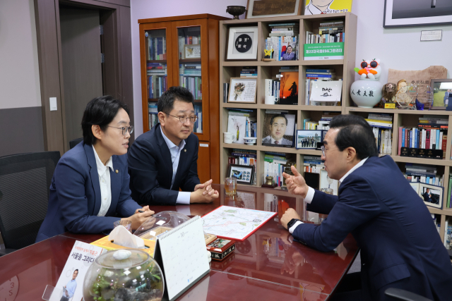 조지연 국민의힘 의원(경산)과 울산 동구를 지역구로 둔 김태선 더불어민주당 의원은 10일 국회에서 박홍근 기획예산처 장관을 만나 제3차 고속도로 건설계획에 