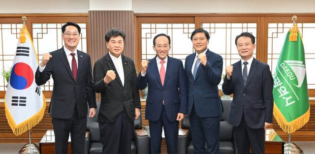 추경호 대구시장과 사회복지 유관단체장들이 10일 대구시청에서 간담회를 가진 뒤 포즈를 취하고 있다. 대구시 제공