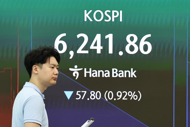 코스피가 하락 출발한 11일 서울 중구 하나은행 본점 딜링룸 전광판에 지수가 표시돼 있다. 연합뉴스