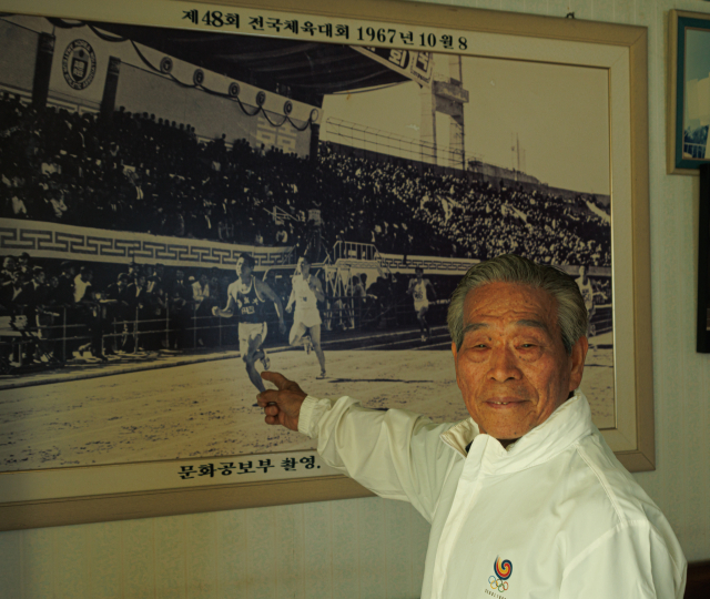 1967년 전국체육대회 육상 400m 달리기에서 1등으로 골인한 자신의 모습을 가리키고 있는 임을용 씨. 이화섭 기자