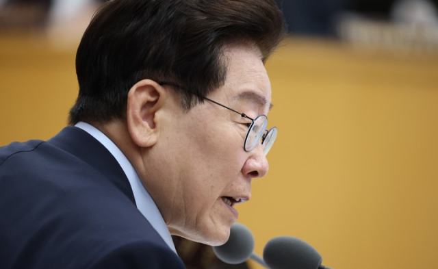 李지지율 44.3%…부동산·증시 악재·보완수사권 논란도