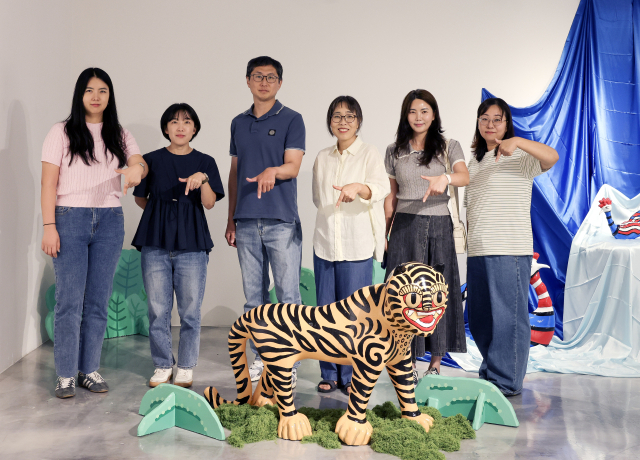 김선경 칠곡애마을관리사회적협동조합 이사(가운데)와 칠곡군 도시계획과·도시재생지원센터 관계자들이 갤러리 파미에서 