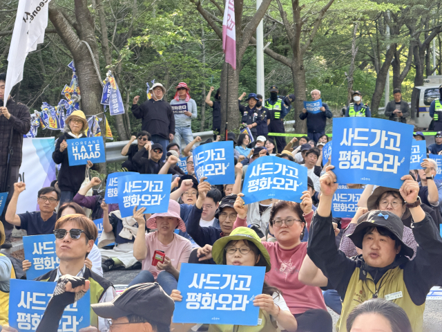 지난 4월 25일 사드철회 평화회의가 주최한 사드 반대 제20차 소성리 범국민평화행동 집회 참가자들이 사드 반대 구호를 외치고 있다. 소성리종합상황실 제공