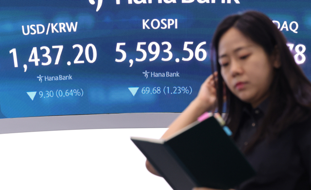 7월 30일 서울 중구 하나은행 딜링룸 전광판에 코스피 종가가 표시돼 있다. 코스피는 전날보다 69.68포인트 내린 5,593.56으로 장을 마쳤다. 연합뉴스
