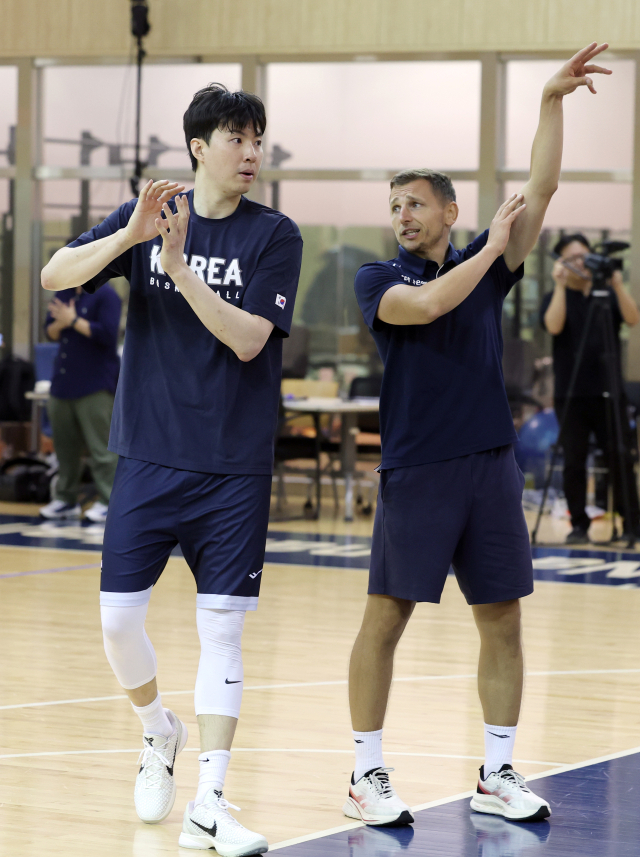 3일 충북 진천 국가대표선수촌 개선관에서 2026 아이치·나고야 아시안게임을 앞두고 열린 남자 농구대표팀 훈련 도중 이현중이 니콜라이스 마줄스 감독의 지시를 듣고 있다. 연합뉴스