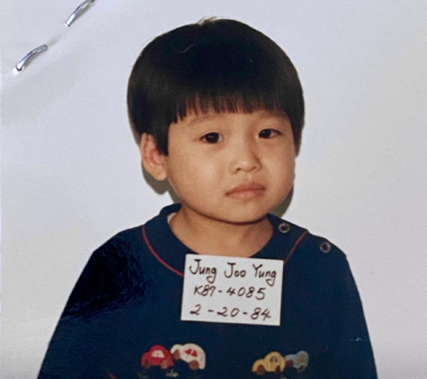 1986년 동대구역 대합실에서 발견된 뒤, 프랑스로 입양된 정주영 씨의 입양서류에 담긴 당시 사진. 독자 제공