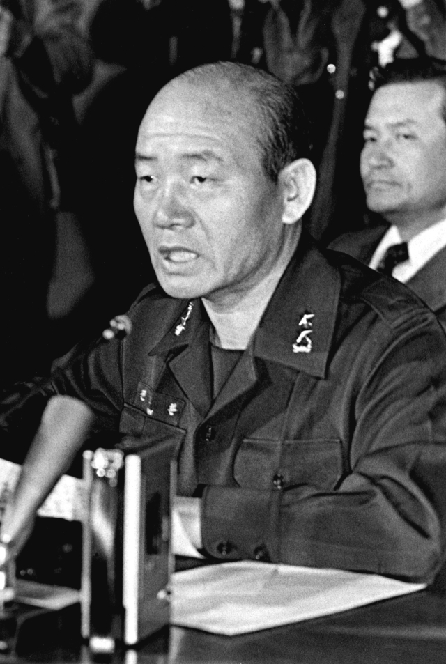 전두환 합동수사본부장이 박정희 대통령 시해 사건 중간조사 경위를 발표하고 있다. 매일신문 DB.