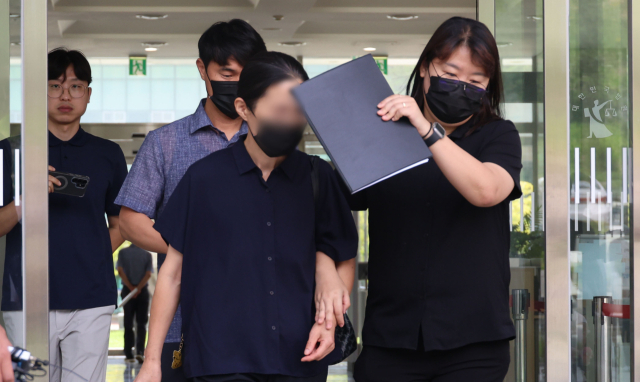 충남 천안의 한 교회에서 생활하던 11세 외손자를 학대해 숨지게 한 혐의(아동학대치사)를 받는 외조모가 11일 오전 구속 전 피의자 심문(영장실질심사)을 받기 위해 대전지법 천안지원으로 들어서고 있다. 연합뉴스