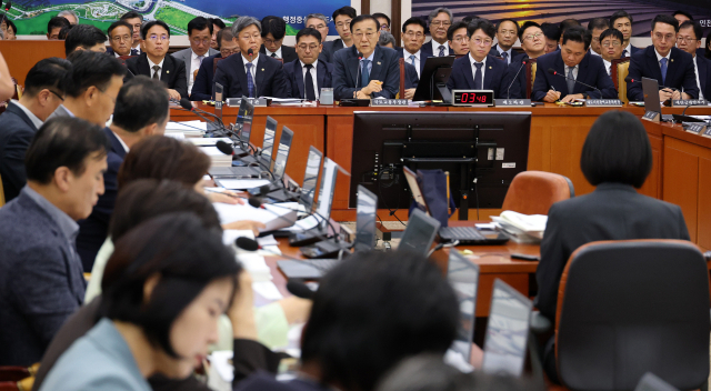 김윤덕 국토교통부 장관이 11일 국회에서 열린 국토교통위원회 전체회의에서 의원 질의에 답하고 있다. 연합뉴스