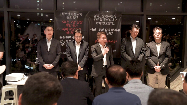 10일 오후 8시쯤 인천 연수구 송도동 럭스오션SK뷰 아파트 붕괴사고 현장에서 발언 중인 김영식 SK에코플랜트 대표. 독자 제공