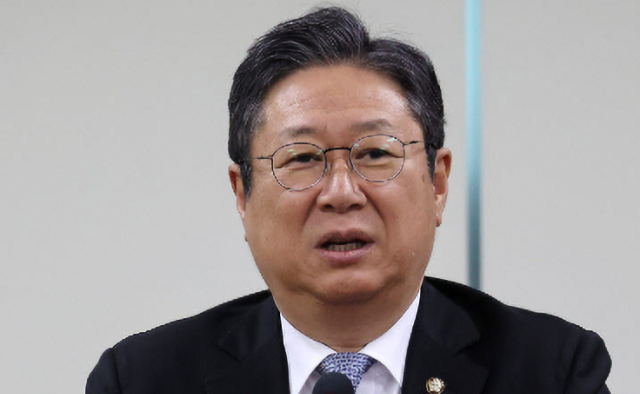 '폐버스' 여진…황희 자녀 고액 외국인학교 재학 재조명