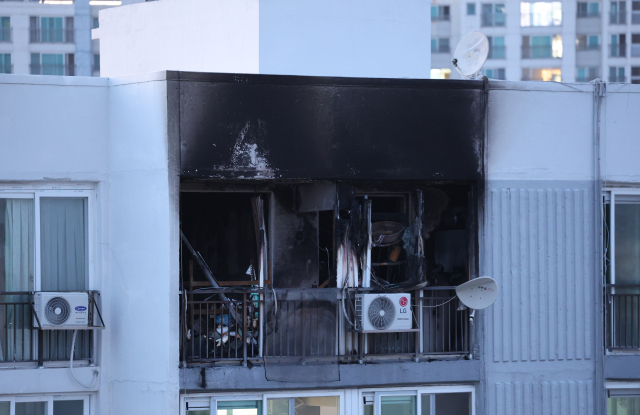 11일 오후 4시 55분께 서울 강서구 가양동 아파트 15층 한 세대에서 불이나 2명이 숨지고 1명이 다쳤다. 아파트 화단에서 발견된 사망자 2명은 불이 시작된 세대에 거주하던 주민들이며, 추락한 것으로 추정됐다. 사진은 이날 화재 현장 모습. 연합뉴스