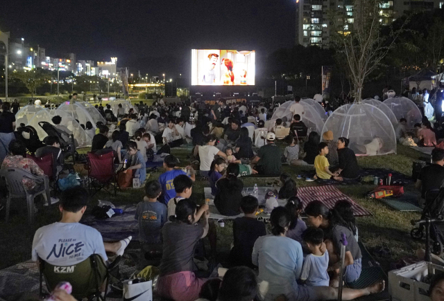 대구 북구 동화천 둔치에 영화를 관람하는 시민들. 매일신문DB