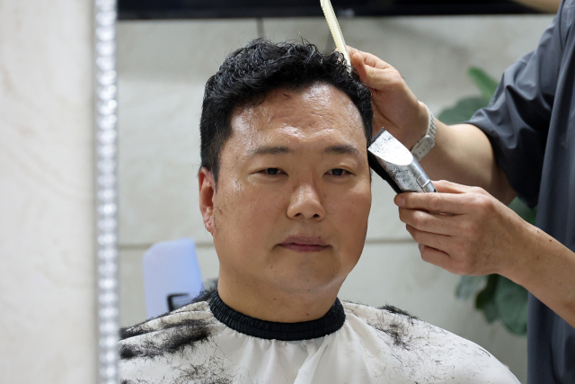 신병 훈련을 받기 위해 2박 3일 일정으로 육군 논산훈련소에 입소하는 개혁신당 천하람 원내대표가 12일 국회 미용실에서 두발을 정리하고 있다. 연합뉴스