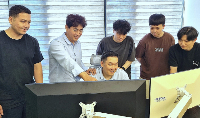 아이티스코 임직원들이 자사 플랫폼을 살펴보고 있다. 아이티스코 제공