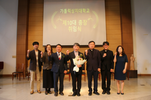 가톨릭상지대는 지난 10일 학내 두봉관 성당에서 대학 구성원과 관계자들이 참석한 가운데 제10대 우병현 총장(가운데) 취임식을 열고 새로운 비전과 발전 방향을 공유했다. 가톨릭상지대 제공