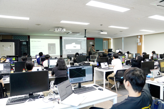 영남이공대학교 재학생을 대상으로 LLM 모델 파인튜닝 및 피지컬 AI 활용 실습 교육이 진행되고 있는 모습. 영남이공대 제공