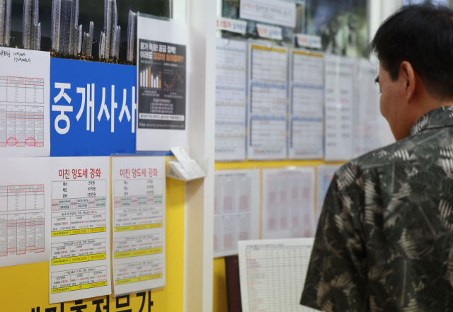 정부가 초고가·비거주 1주택·다주택자의 세금을 대폭 인상하는 세제개편안을 발표한 가운데 복잡한 조항들로 인해 시장의 혼란이 커지고 있다. 갑작스러운 제도 변화로 세부담이 커지게 된 집주인들은 불만을 토로하고 있다. 일선 중개업소와 세무사무소, 정부 부처 등에는 세금 변화와 예외조항 등을 확인하려는 문의가 쇄도하고 있다. 사진은 6일 서울 서초구일대 공인중개사에 붙어있는 세제개편안 관련 안내문. 연합뉴스