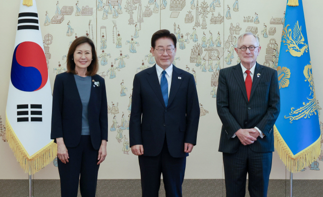 이재명 대통령이 12일 청와대에서 열린 주한대사 신임장 제정식에서 미셸 스틸 미국대사와 기념촬영을 하고 있다. 오른쪽은 스틸 대사의 남편 숀 스틸 변호사. 연합뉴스