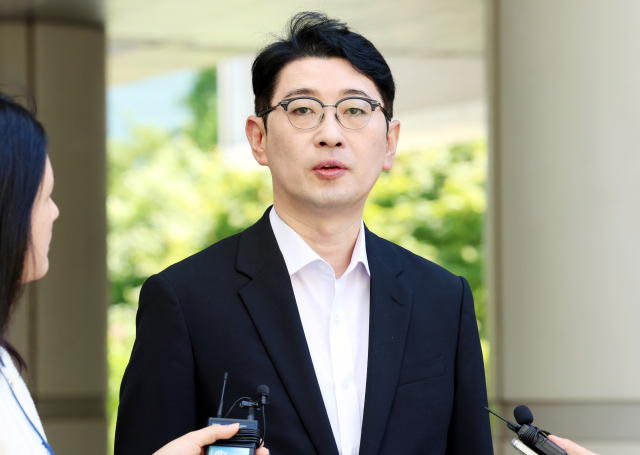 국민의힘 주진우 의원이 12일 서울 서초구 서울중앙지법에서 열린 2·3 비상계엄 당시 국회의 계엄 해제 표결을 방해한 혐의로 기소된 추경호 전 원내대표 9차 공판에 증인으로 출석하며 취재진의 질문에 답변하고 있다. 연합뉴스