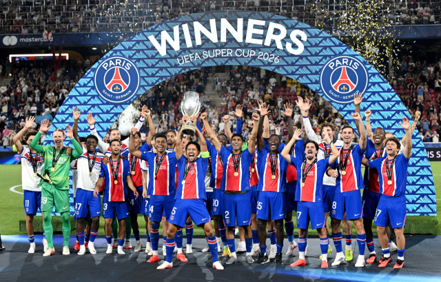 파리 생제르맹 선수들이 13일 오스트리아 잘츠부르크에서 열린 2026 UEFA 슈퍼컵에 출전, 애스턴 빌라를 누른 뒤 우승 트로피를 들어올리며 기뻐하고 있다. 로이터 연합뉴스
