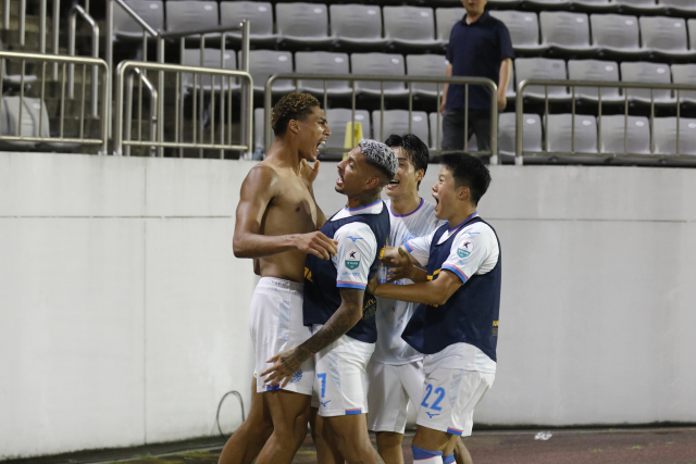 데커스가 지난 7일 경남FC와의 경기에서 결승 헤더골을 넣고 기뻐하고 있다. 대구FC 제공