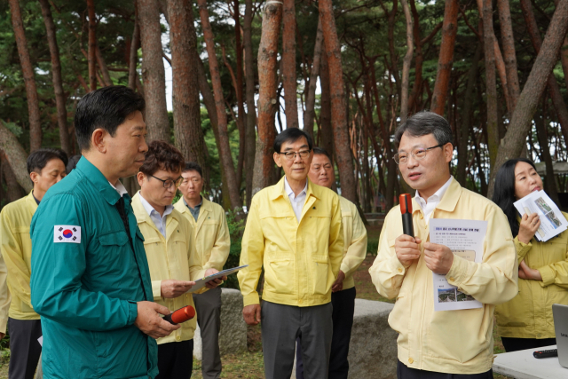 박은식 산림청장(오른쪽 두번째)이 13일 경북 포항 북구 방제사업지를 점검하며 관계자들에게 방제전략에 따른 철저한 유인 항공방제를 당부하고 있다. 2026.8.13. 산림청 제공